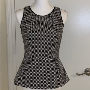 White house Black Market sz 0. Flirty top.